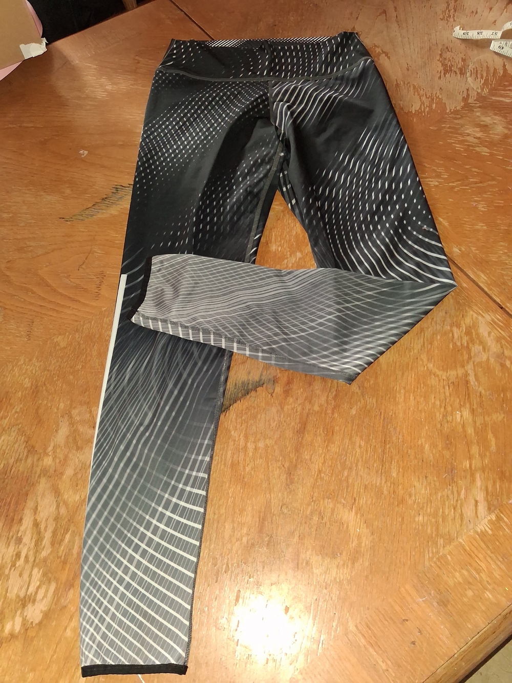 Wave-Print Black & Gray Performance Leggings